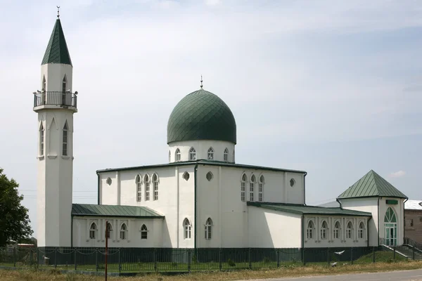 Мечеть на дороге — стоковое фото