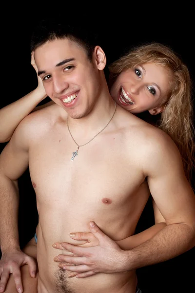 Potret pasangan muda yang gembira. Terisolasi di atas hitam — Stok Foto