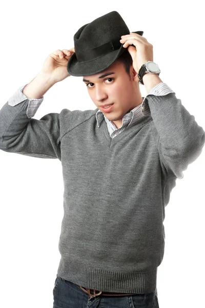 Mosolygó csinos fiatal ember visel fekete kalap — Stock Fotó