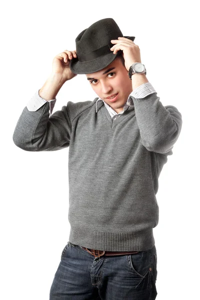 Vonzó fiatal férfi fekete kalap viselése — Stock Fotó