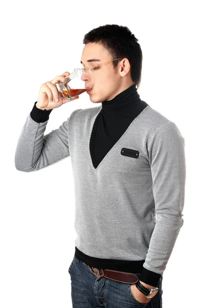 Молодий чоловік п'є віскі — стокове фото