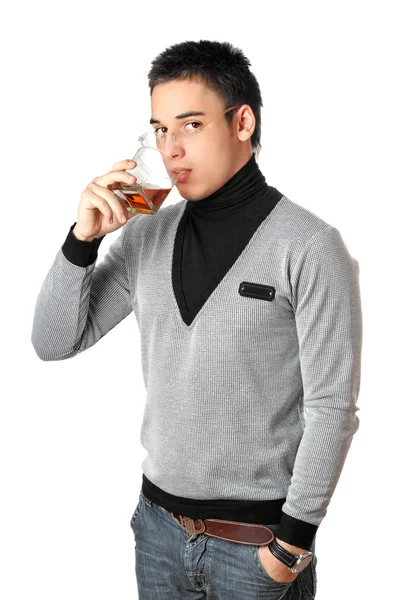 Fiatal férfi és egy üveg whiskyt ivott. elszigetelt — Stock Fotó