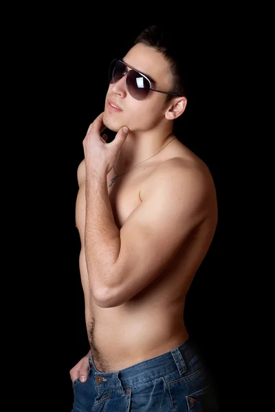 Porträt des jungen Mannes mit Sonnenbrille — Stockfoto