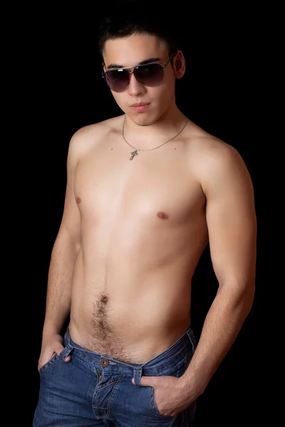 Jonge man in zonnebril. geïsoleerd op zwart — Stockfoto