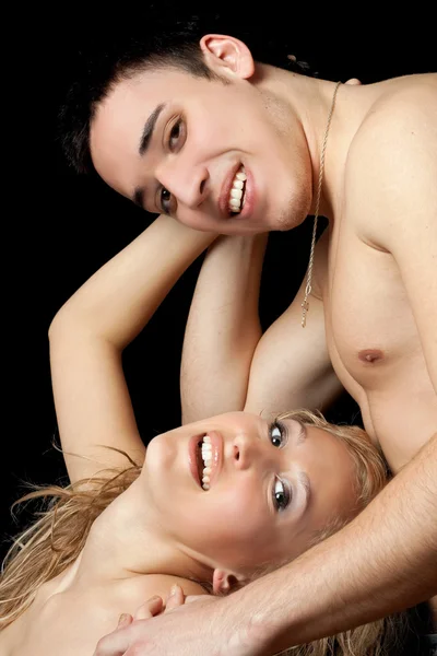 Porträtt av ett leende ungt par — Stockfoto