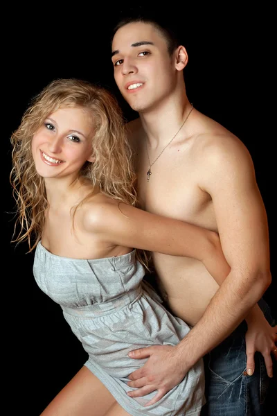 性格开朗美丽的年轻夫妇的画像。隔离 — 图库照片