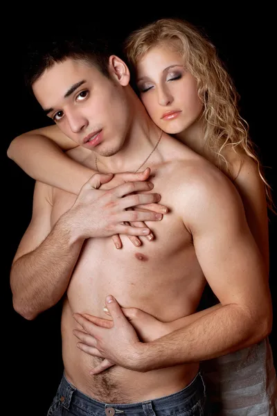 Potret pasangan muda yang cantik. Terisolasi di atas hitam — Stok Foto