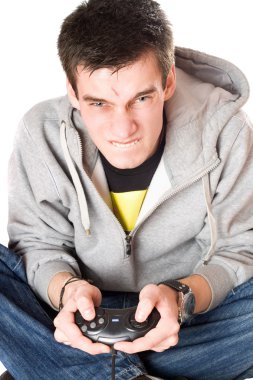 bir joystick ile öfkeli genç adam portresi