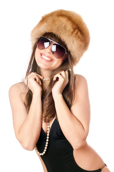 검은 수영복 및 모피 모자에 웃는 여자 — 스톡 사진