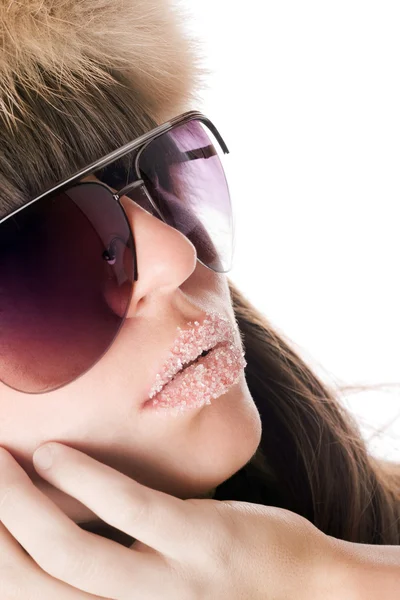 Κυρία φοράει γυαλιά ηλίου με ζάχαρη χείλη — Φωτογραφία Αρχείου
