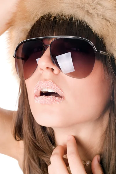 Σέξι γυναίκα που φοράει γυαλιά ηλίου με ζάχαρη χείλη — Φωτογραφία Αρχείου