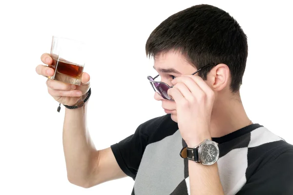 Jonge man met een glas — Stockfoto