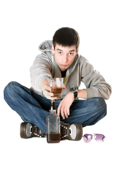 Un joven con un vaso de whisky — Foto de Stock