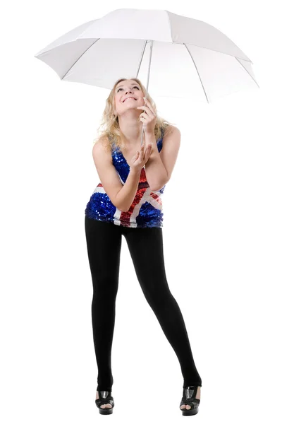 Ung kvinna poserar under paraply — Stockfoto