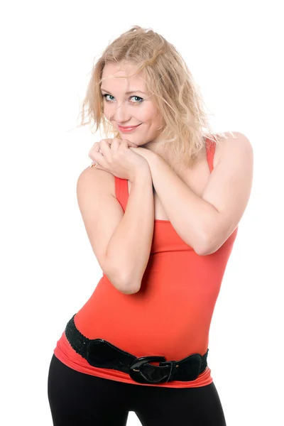 Улыбающаяся блондинка в красной футболке — стоковое фото