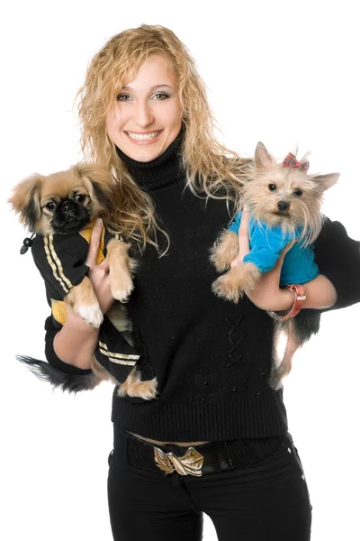 Πορτρέτο του χαρούμενη Νεαρά ξανθιά με δύο σκυλιά — Φωτογραφία Αρχείου