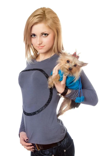 Linda loira posando com cachorro. Isolados — Fotografia de Stock