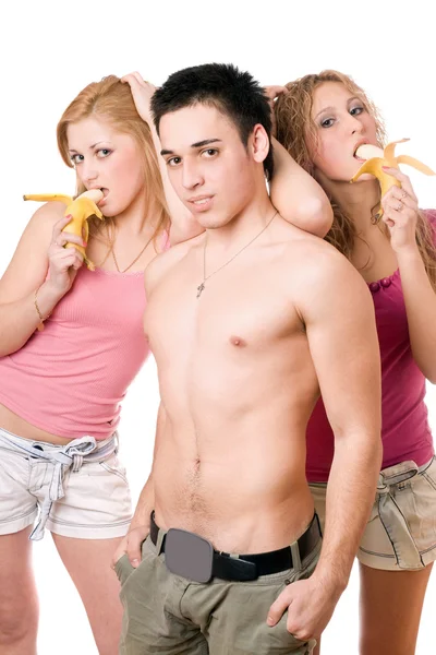 Νεαρός άνδρας και δύο όμορφες γυναίκες με μπανάνες — Φωτογραφία Αρχείου