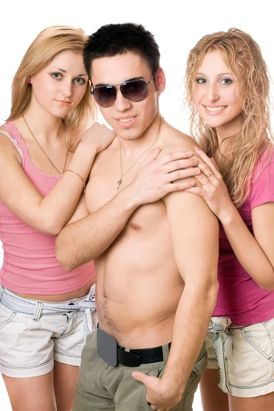 Две привлекательные блондинки с молодым мужчиной — стоковое фото