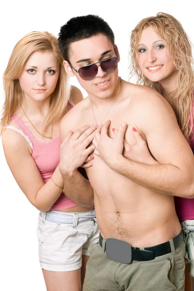 젊은 남자와 두 장난 금발 여자 — 스톡 사진