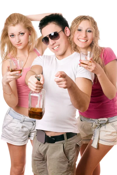Jovens felizes com uma garrafa de uísque — Fotografia de Stock