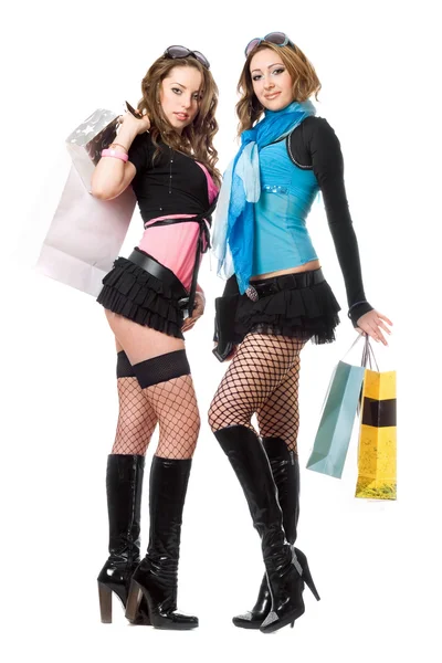 Zwei hübsche junge Frauen nach dem Einkaufen — Stockfoto