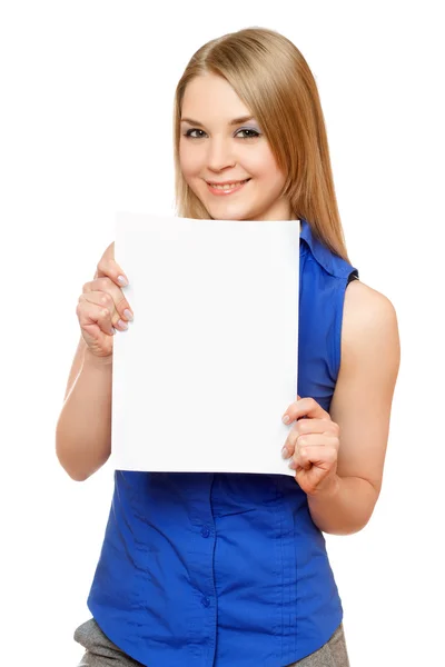 Mosolygó fiatal nő tartja üres fehér tábla — Stock Fotó