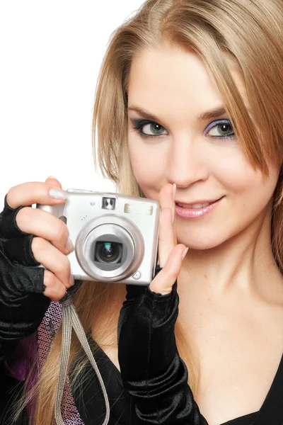Sonriente hermosa rubia sosteniendo una cámara fotográfica — Foto de Stock
