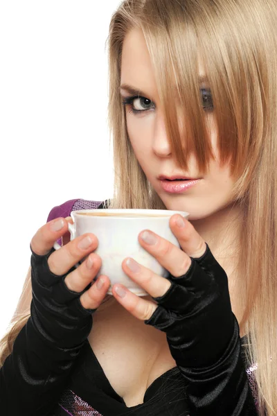 Αρκετά Νεαρά ξανθιά με ένα φλιτζάνι τσάι — Φωτογραφία Αρχείου