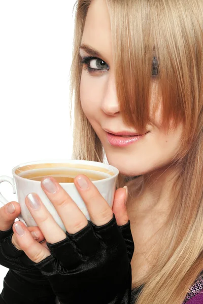 Улыбающаяся прекрасная молодая блондинка с чашкой — стоковое фото