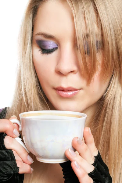 Krásná blondýnka s šálkem čaje. samostatný — Stock fotografie