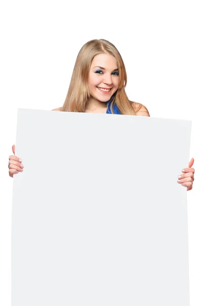 Joyeux jeune femme posant avec tableau blanc — Photo