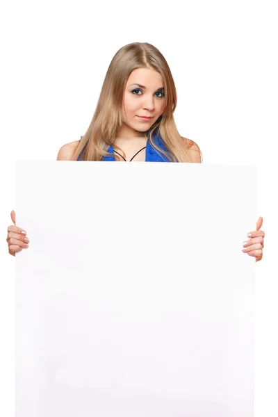Hezká mladá žena pózuje s bílou tabuli — Stock fotografie