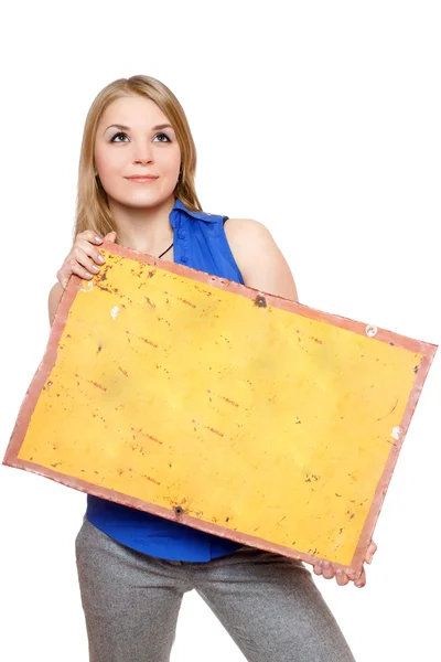 Гарненька молода жінка позує з жовтою старовинною дошкою — стокове фото