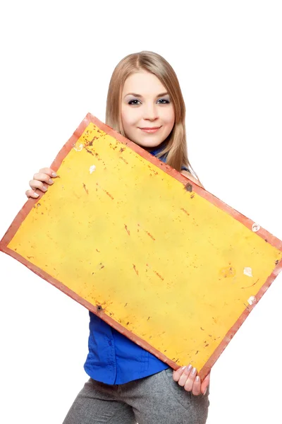 Sorrindo jovem mulher posando com placa vintage amarelo — Fotografia de Stock