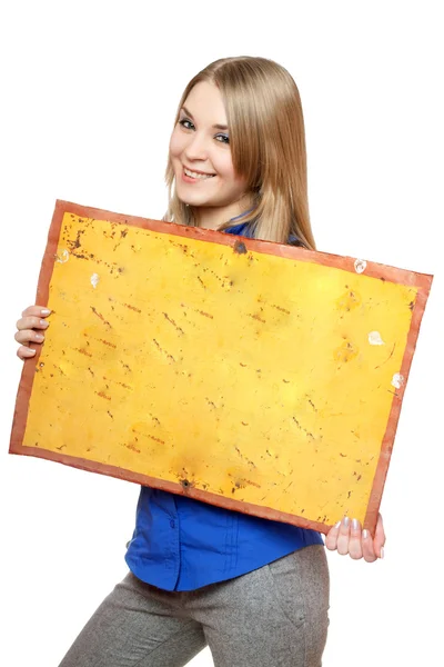 陽気な若い女性が黄色ヴィンテージ ボードでポーズ — ストック写真