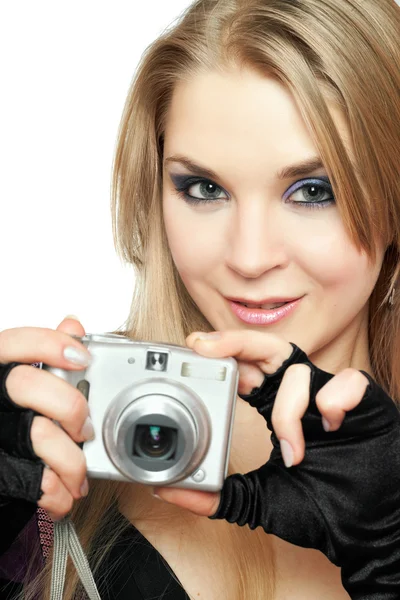 Χαμογελώντας όμορφη γυναίκα, κρατώντας μια φωτογραφική μηχανή φωτογραφιών — Φωτογραφία Αρχείου