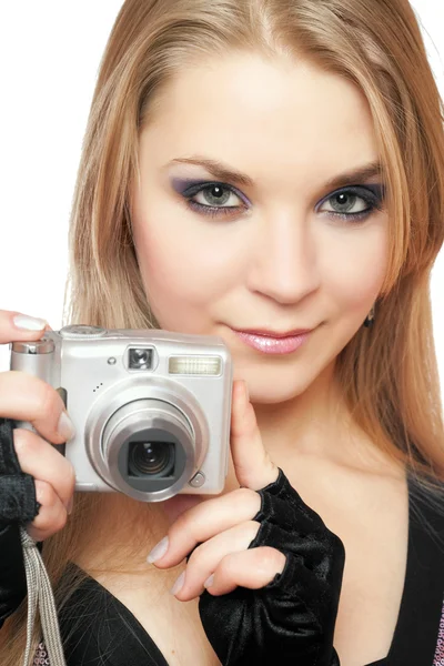 Joven hermosa mujer sosteniendo una cámara de fotos — Foto de Stock