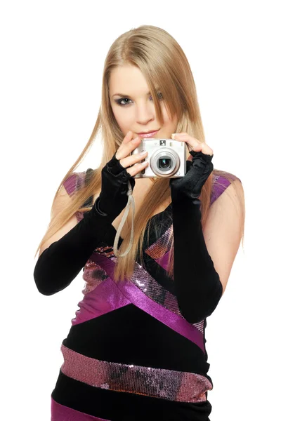 Mladá hezká blondýnka drží fotoaparát fotografie. samostatný — Stock fotografie