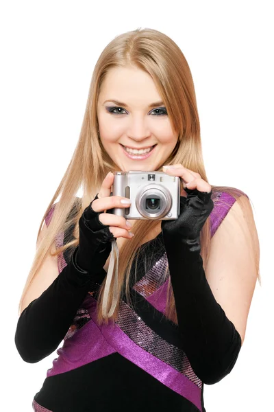 Uśmiechnięta blondynka trzymając aparat fotograficzny. na białym tle — Zdjęcie stockowe