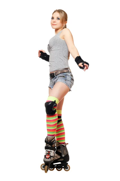 Jovem loira atraente em patins — Fotografia de Stock
