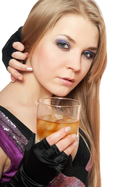 Vacker ung blondin med ett glas — Stockfoto