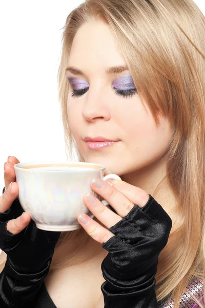 Vacker blondin med en kopp — Stockfoto
