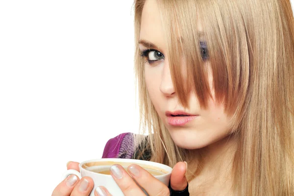 Attraktive junge Blondine mit einer Tasse — Stockfoto