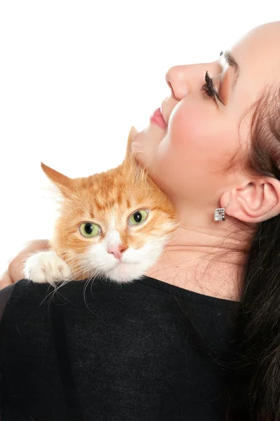 Portret van een jonge vrouw met een rode kat. geïsoleerd — Stockfoto