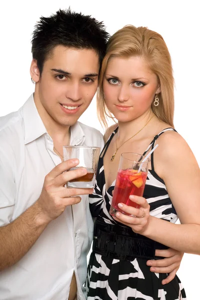 Lachende mooie jonge paar met cocktails — Stockfoto