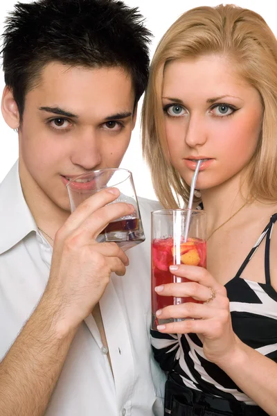 Krásný mladý pár s koktejly. samostatný — Stock fotografie