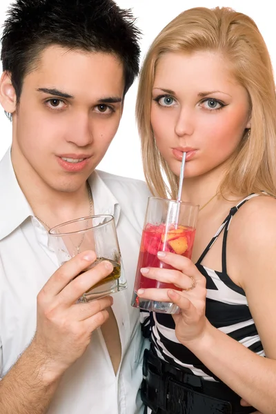 Gelukkige jonge paar met cocktails. geïsoleerd — Stockfoto