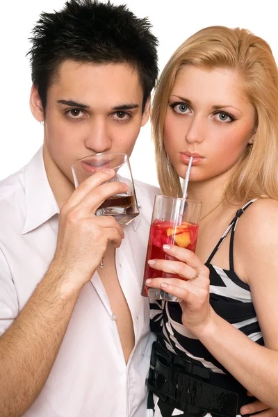Bonita pareja joven con cócteles. Aislado — Foto de Stock