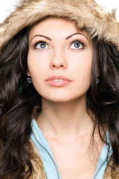 Portret młoda brunetka w kapturze — Zdjęcie stockowe